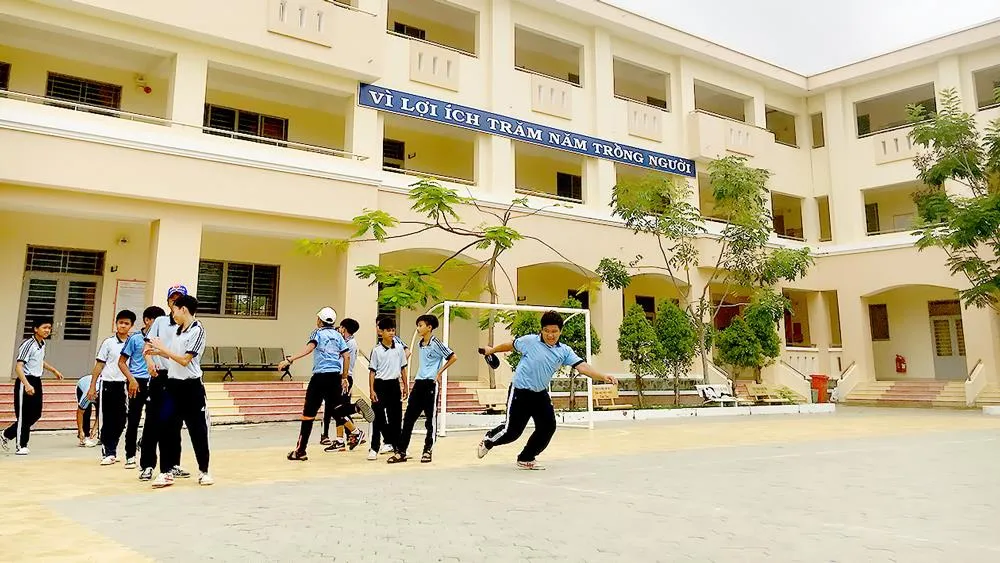 Nhiều trường học tại huyện Cần Giờ dù được xây dựng khang trang, nhưng do thiếu nhiều trang thiết bị nên chưa thể hoàn thành tiêu chí NTM