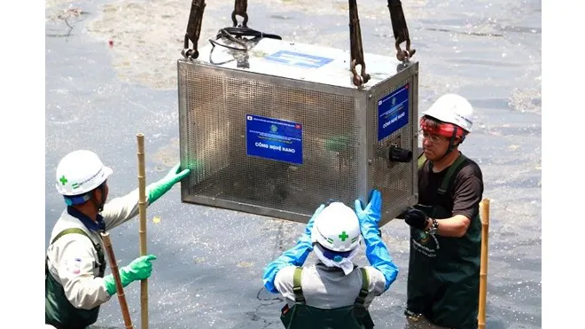 Chuyên gia Nhật Bản và Việt Nam tiến hàn lắp đặt thiết bị  hệ thống Nano - Bioreactor  để xử lý ô nhiễm ở sông Tô Lịch