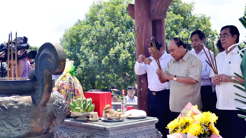 Thủ tướng Nguyễn Xuân Phúc dâng hương tưởng nhớ các anh hùng liệt sĩ tại Đài Tưởng niệm Thành cổ Quảng Trị