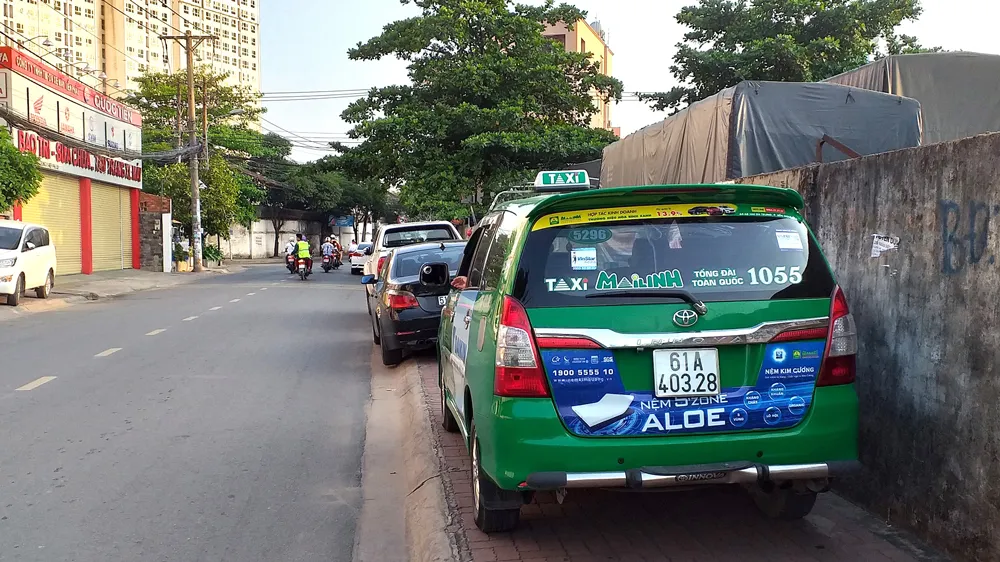 Nhiều người đậu ô tô chiếm dụng hết vỉa hè một số tuyến đường ở phường Hiệp Phú (quận 9, TPHCM). Ảnh: THẠCH BÍCH NGỌC