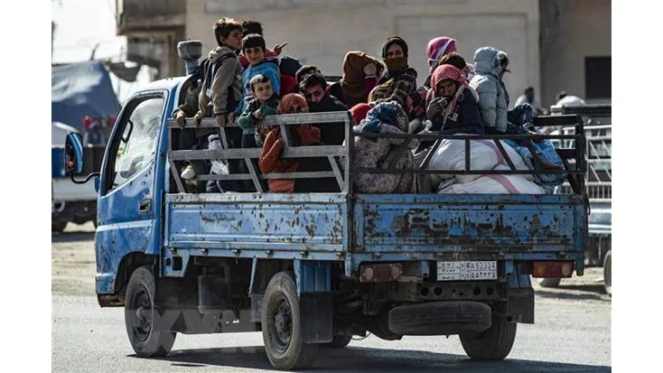 Người dân Syria sơ tán tránh chiến sự tại thị trấn Ras al-Ain. Ảnh: TTXVN