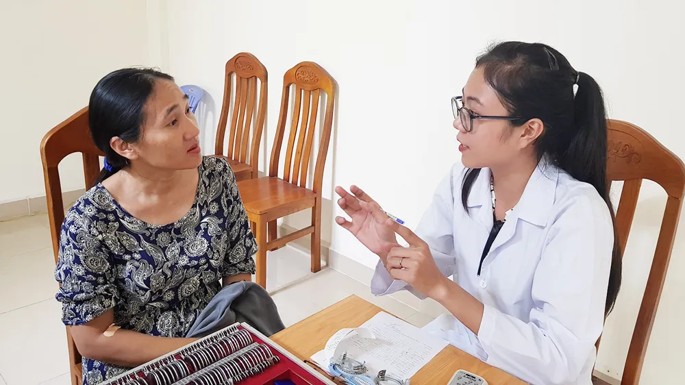 Bác sĩ khám bệnh cho nữ công nhân. Ảnh: THÁI PHƯƠNG