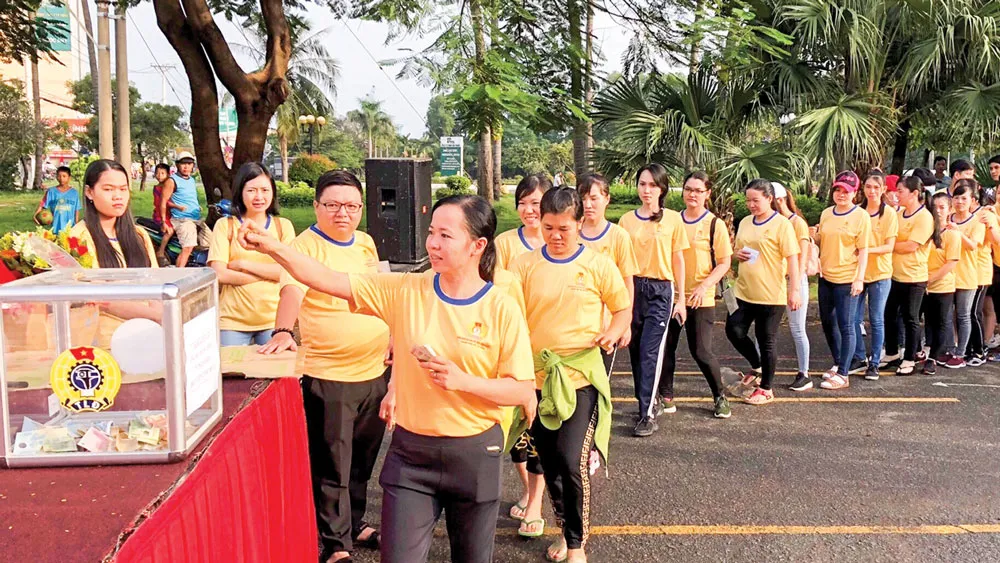 Công đoàn viên, người lao động đóng góp ủng hộ chương trình “Vì người bạn đoàn viên công đoàn”