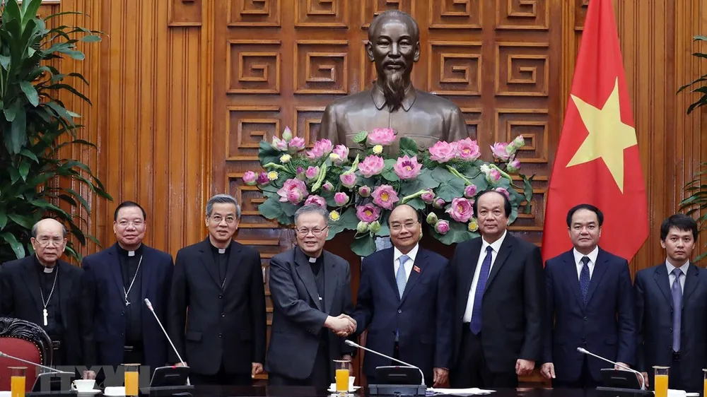 Thủ tướng Nguyễn Xuân Phúc cùng đoàn Hội đồng Giám mục Việt Nam. Ảnh: Thống Nhất/TTXVN