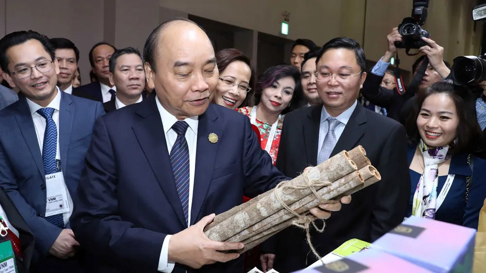 Thủ tướng Nguyễn Xuân Phúc thăm gian hàng Việt Nam tại Triển lãm Korea - ASEAN Invest