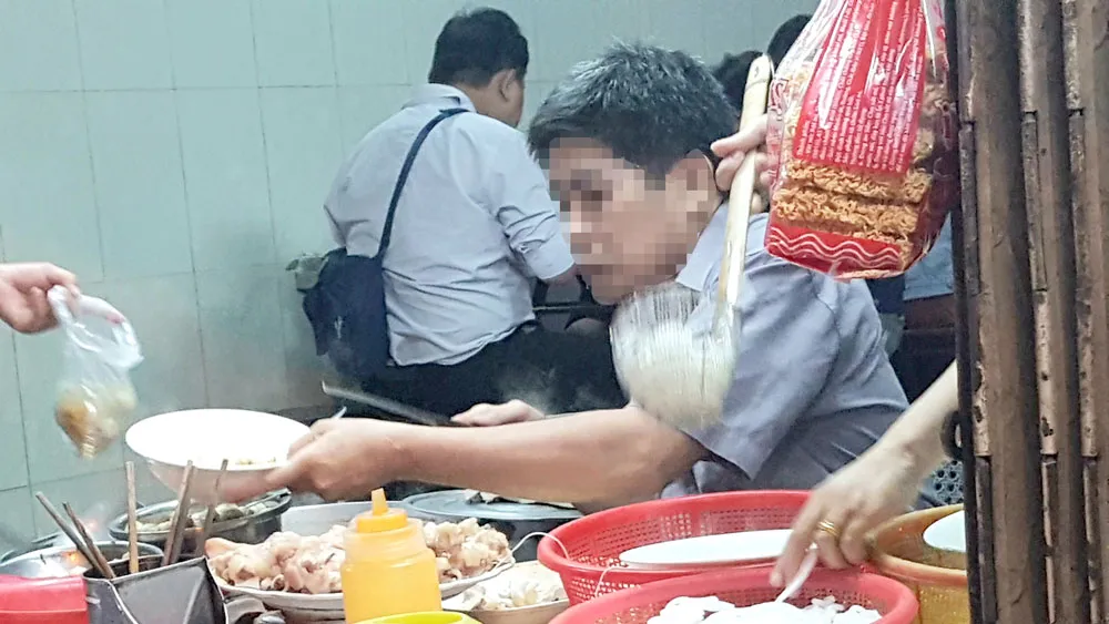 Người bán dùng tay không bốc thịt, bún làm đồ ăn cho khách