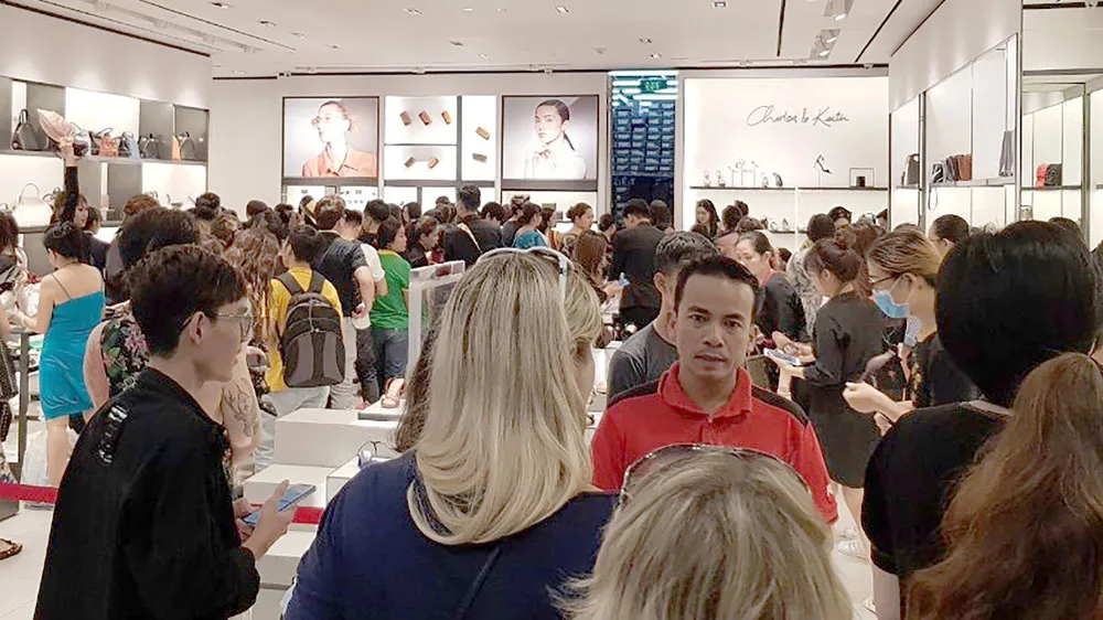 Người tiêu dùng xếp hàng mua hàng giảm giá