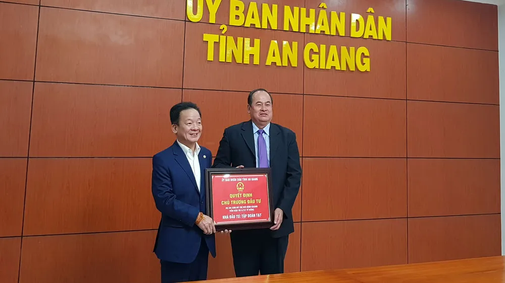 Ông Nguyễn Thanh Bình, Chủ tịch UBDN tỉnh An Giang trao quyết định chủ trương đầu tư 2 dự án khu đô thị mới cho ông Đỗ Quang Hiển, Chủ tịch HĐQT kiêm Tổng Giám đốc Tập đoàn T&T Group