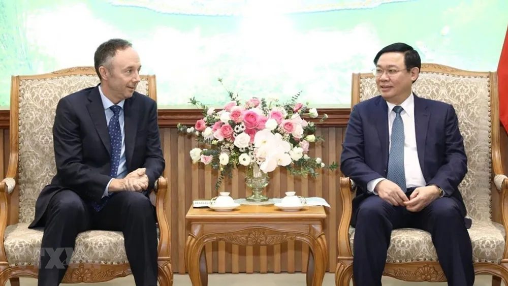 Phó Thủ tướng Chính phủ Vương Đình Huệ tiếp Phó Chủ tịch Tập đoàn Nike. Ảnh: Văn Điệp/TTXVN