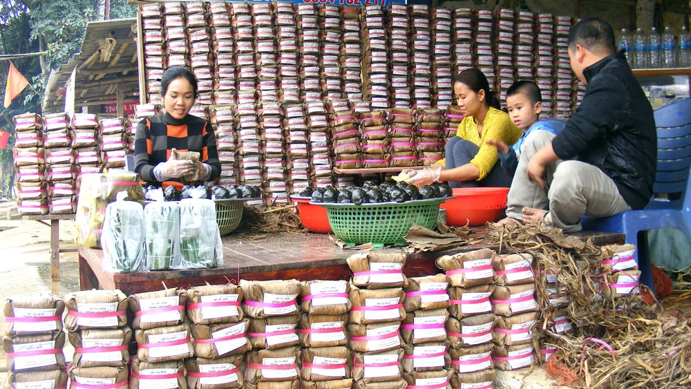 Làng nghề bánh gai Tứ Trụ tất bật làm hàng. Ảnh: DUY CƯỜNG