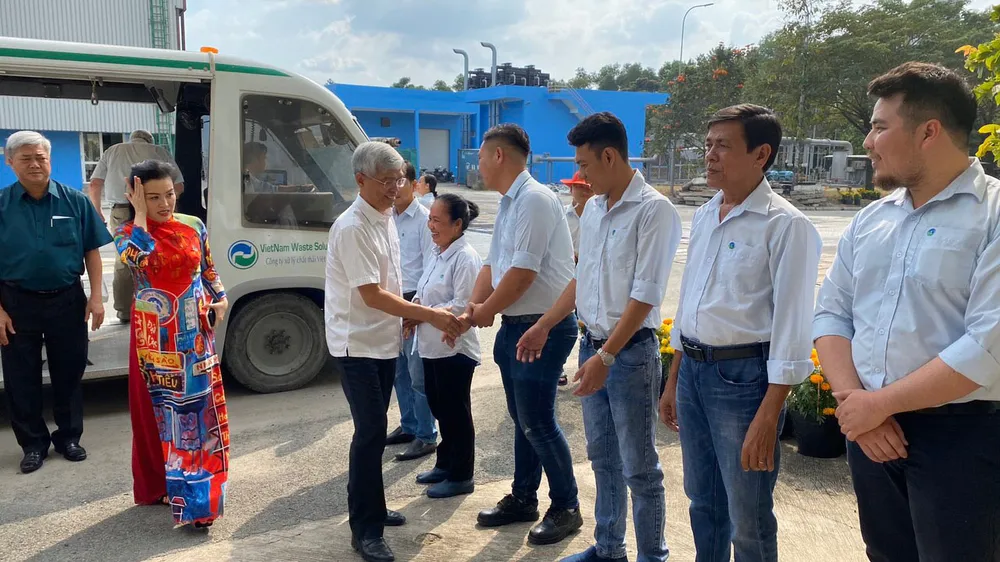 Lãnh đạo UBND TPHCM thăm, chúc tết công nhân xử lý rác