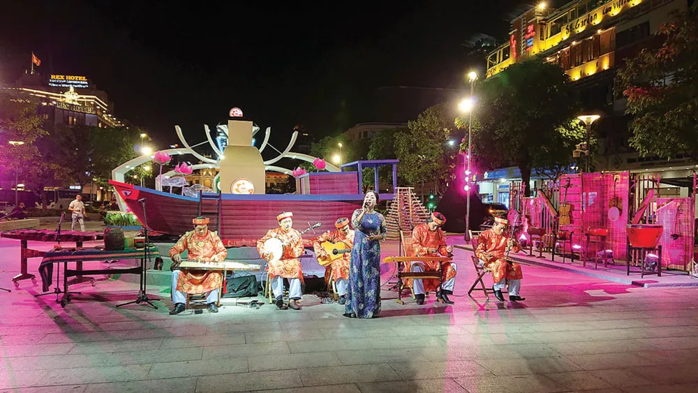 Biểu diễn nghệ thuật phục vụ công chúng tại TPHCM. Ảnh: NGUYỄN NHÂN