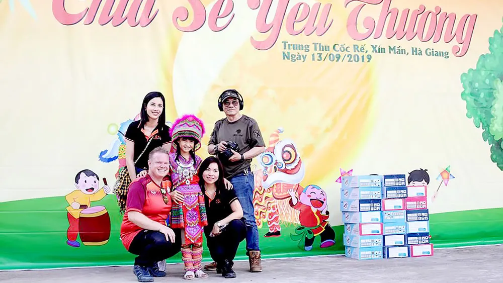 Hằng Ross và chồng trong một chuyến đi từ thiện