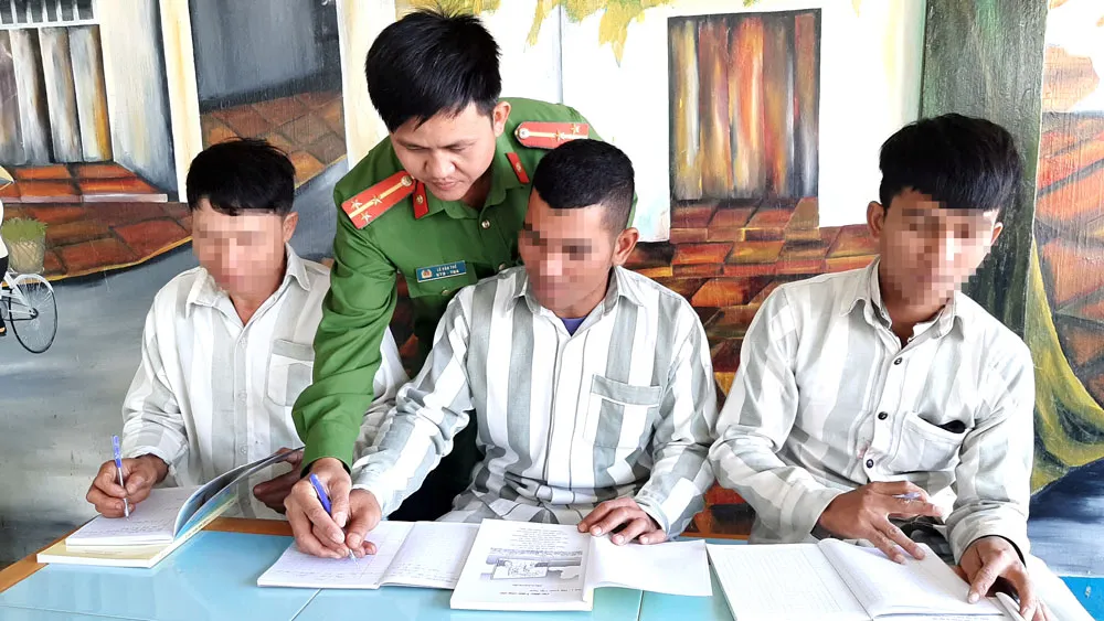 Thượng úy Lê Văn Thế dạy chữ cho các phạm nhân