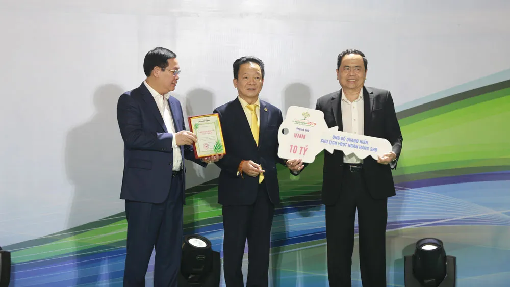 Doanh nhân Đỗ Quang Hiển cùng Tập đoàn T&T Group, Ngân hàng SHB thường xuyên đồng hành cùng các chương trình xã hội, vì cộng đồng