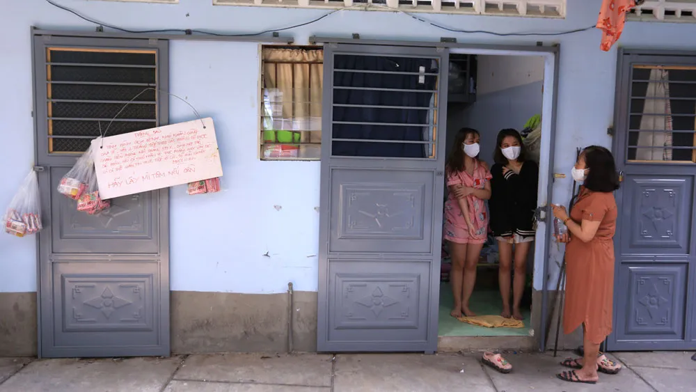 Bà Nguyễn Thị Xuân Hương thông báo hỗ trợ tiền nhà và thực phẩm cho sinh viên, người lao động trong mùa dịch. Ảnh: XUÂN QUỲNH