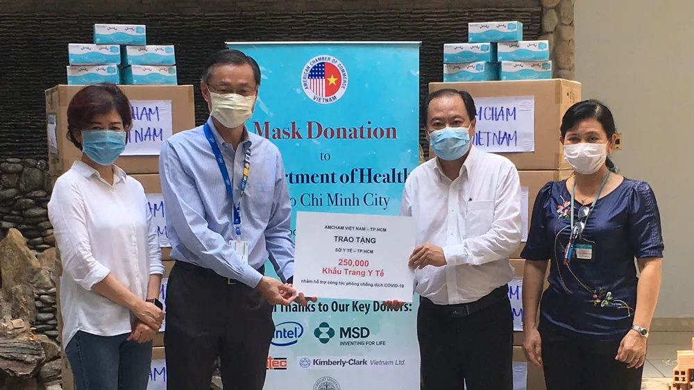Đại diện Amcham tặng khẩu trang y tế cho Sở Y tế TPHCM