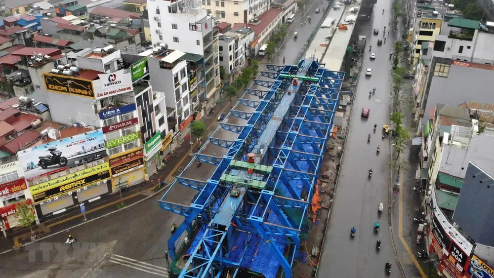 Dự án cầu cạn Vành đai 2 đoạn qua đường Minh Khai đã tạm dừng thi công. Ảnh: Danh Lam/TTXVN