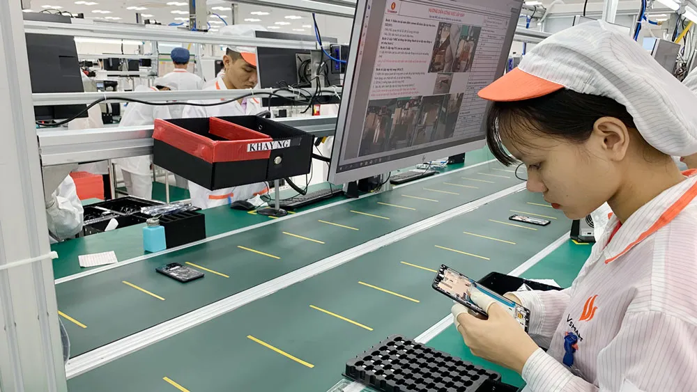 Nhà máy sản xuất điện thoại di động Vsmart được Vingroup đầu tư bài bản