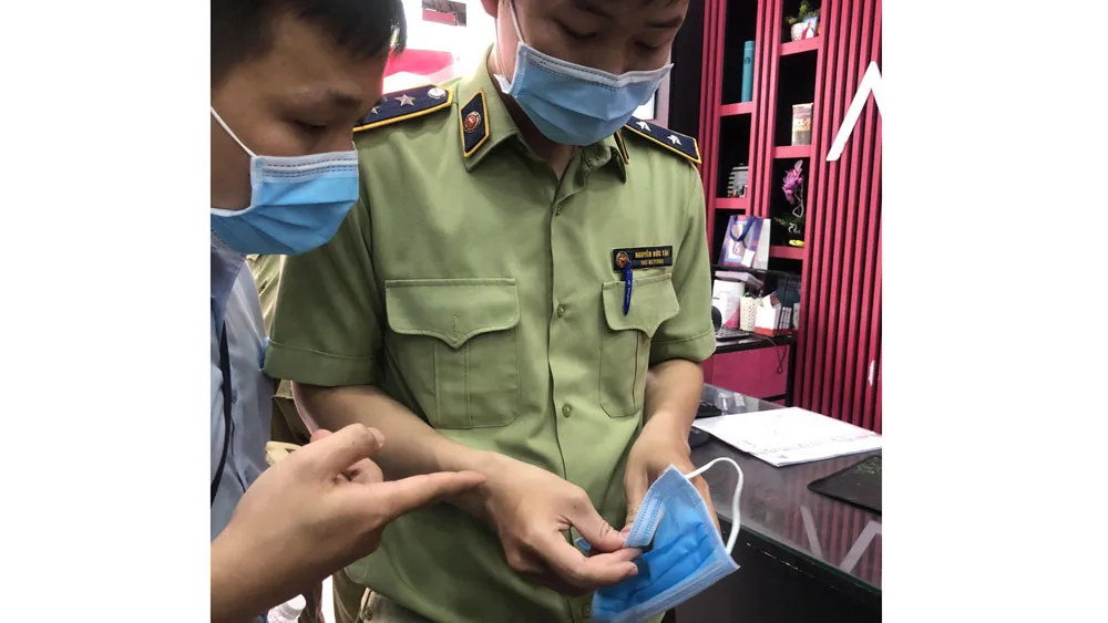 Lực lượng QLTT kiểm tra khẩu trang kháng khuẩn tại TPHCM. Ảnh: THI HỒNG