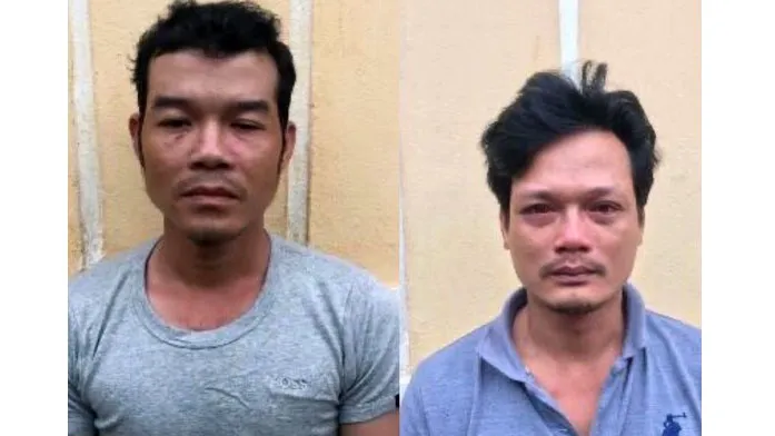 Hai đối tượng dùng mũ bảo hiểm, máy cưa tấn công lực lượng kiểm dịch. Ảnh: Cơ quan điều tra cung cấp