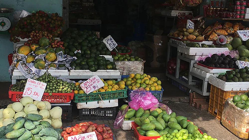 Nhiều mặt hàng kinh doanh tại chợ truyền thống đang ế ẩm