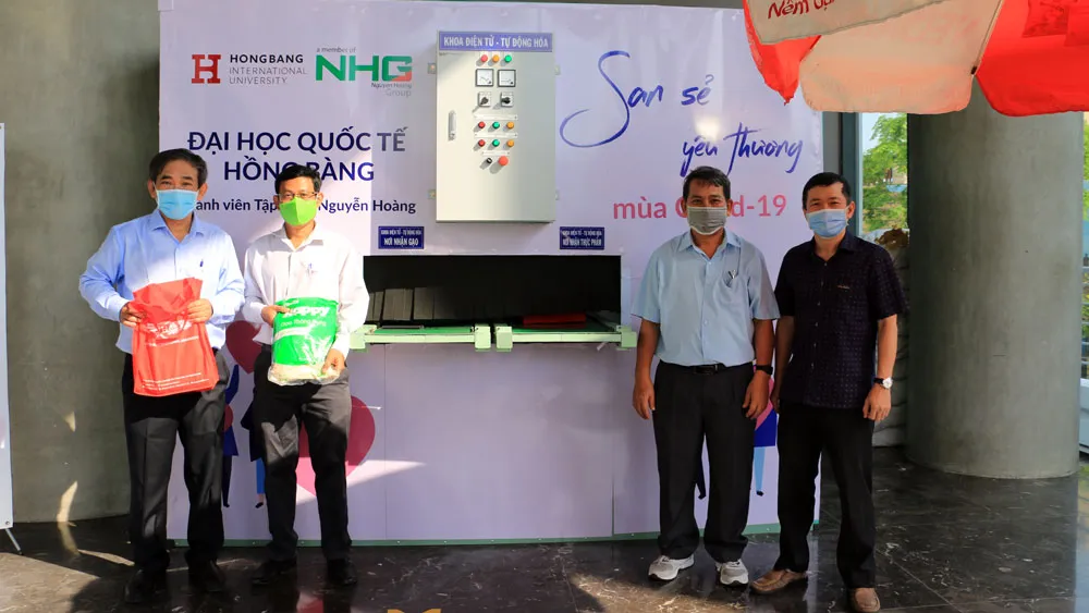 NGND.PGS.TS Hồ Thanh Phong – Hiệu trưởng Đại học Quốc tế Hồng Bàng chụp ảnh lưu niệm với thầy trò Khoa Điện tử - Tự động hóa bên chiếc máy do Khoa tự sản xuất