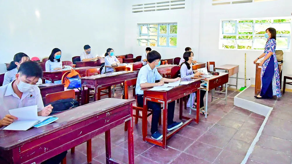 Học sinh THPT tỉnh Cà Mau đi học lại từ ngày 20-4, tuân thủ các quy định về khoảng cách trong lớp học. Ảnh: TRẦN HIẾU