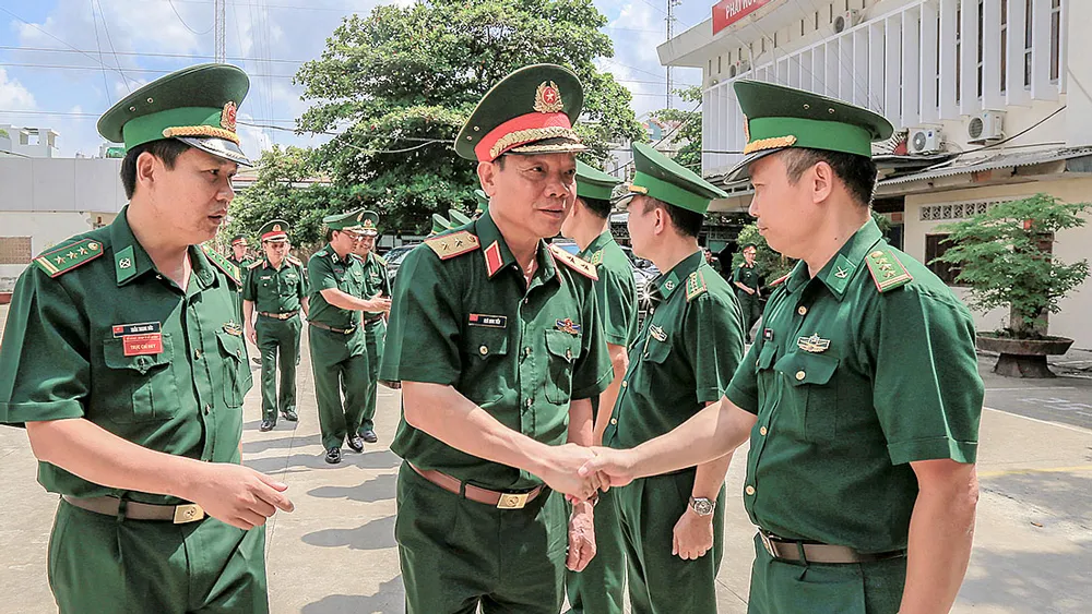 Trung tướng Ngô Minh Tiến thăm hỏi cán bộ, chiến sĩ Bộ đội biên phòng TPHCM