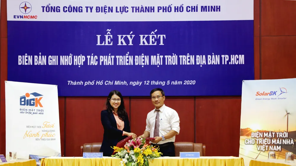 EVNHCMC ký kết biên bản ghi nhớ với các đơn vị cung cấp sản phẩm năng lượng mặt trời. Ảnh: CHI LAN