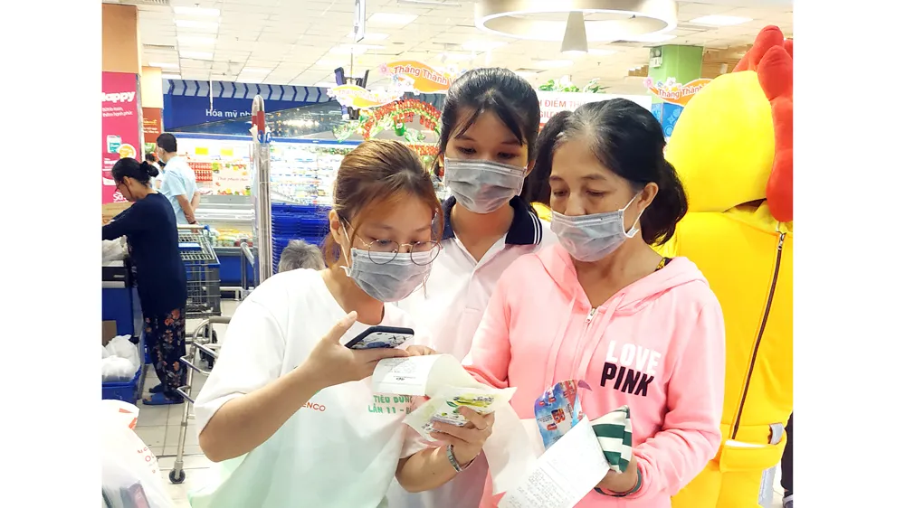 Các tình nguyện viên hỗ trợ người tiêu dùng tiếp cận sản phẩm xanh