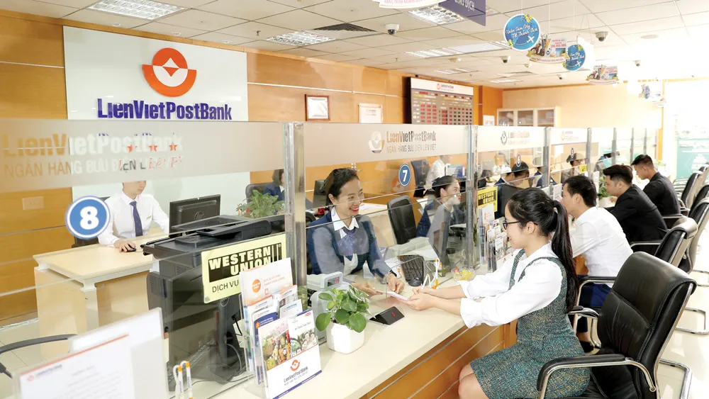 Tư vấn khách hàng tại LienVietPostBank