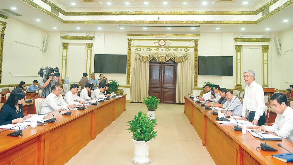 Phó Chủ tịch UBND TPHCM Võ Văn Hoan trả lời các câu hỏi tại buổi giám sát. Ảnh: CAO THĂNG