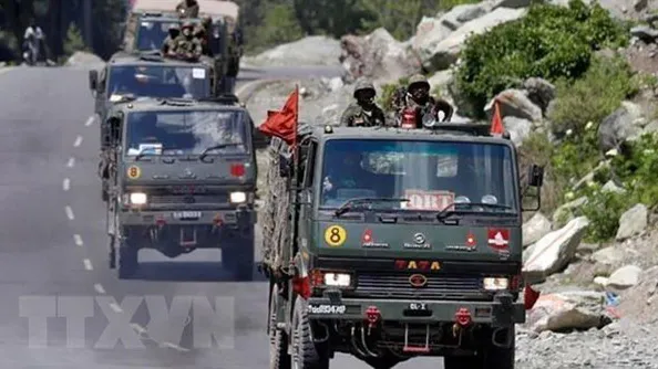 Xe quân sự tại đường ranh giới kiểm soát, khu vực biên giới Trung Quốc - Ấn Độ. Ảnh: NDTV/TTXVN