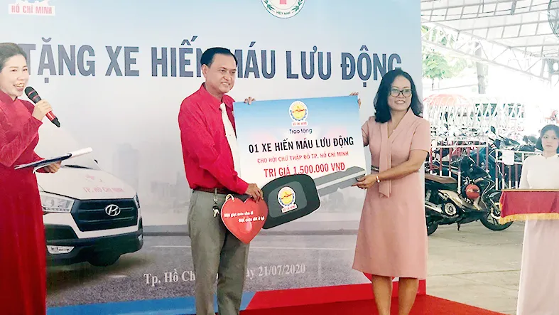 Công ty TNHH MTV XSKT TPHCM trao tặng xe hiến máu nhân đạo cho Hội Chữ thập đỏ TPHCM