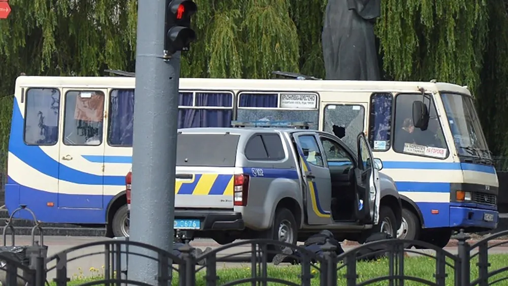 Cảnh sát nỗ lực tiếp cận đối tượng. Ảnh: Reuters/TTXVN