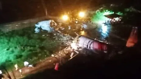 Chiếc máy bay bị gãy làm đôi. Ảnh: Mạng xã hội