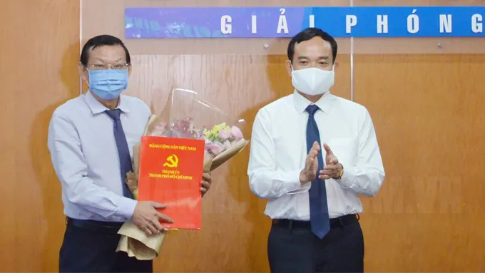 Phó Bí thư Thường trực Thành ủy TPHCM Trần Lưu Quang trao quyết định cho đồng chí Nguyễn Tấn Phong