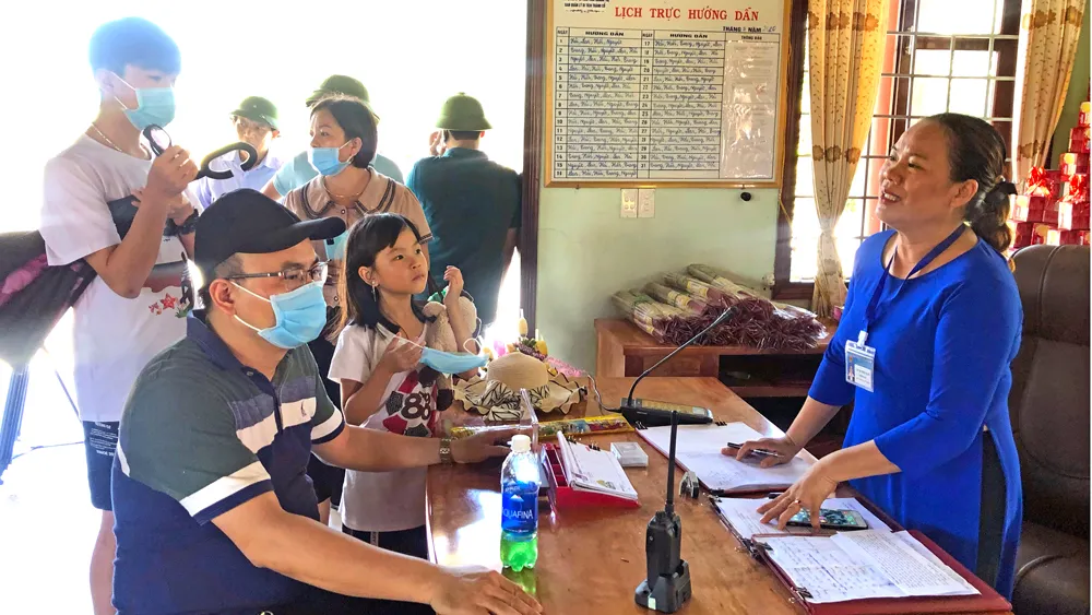 Chị Cáp Thị Minh Trang tiếp đại diện các đoàn đến đưa công văn yêu cầu thuyết minh