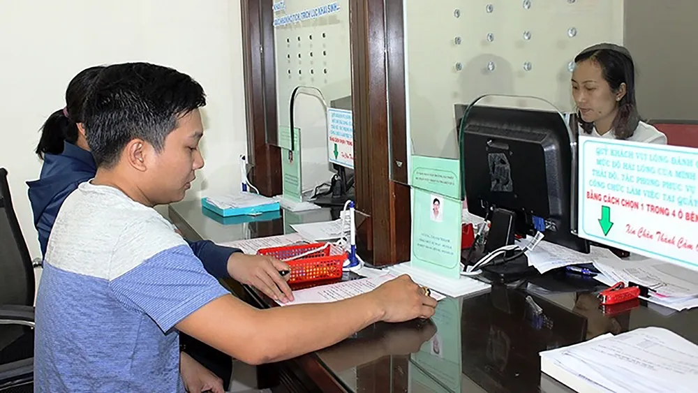 Người dân làm thủ tục hành chính ở phường Lái Thiêu, TP Thuận An