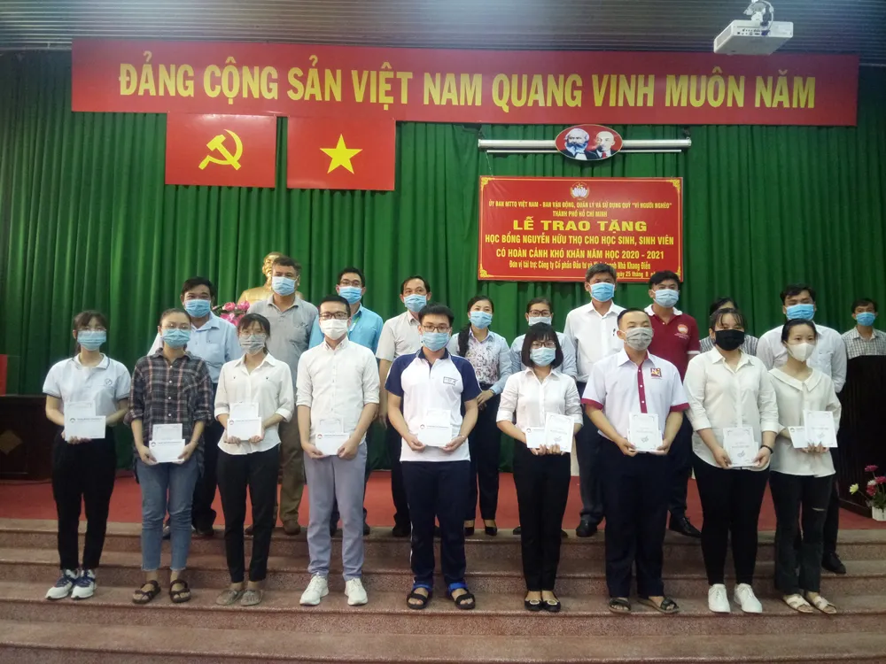 Trao 184 suất học bổng Nguyễn Hữu Thọ tại Củ Chi ảnh 1