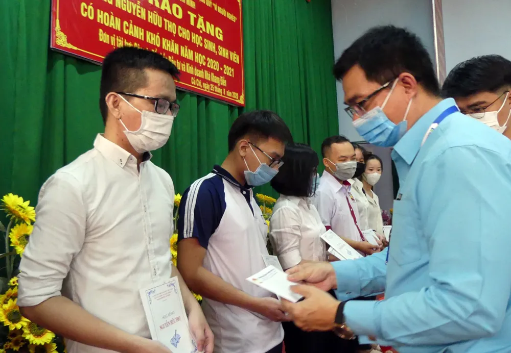 Trao 184 suất học bổng Nguyễn Hữu Thọ tại Củ Chi ảnh 2