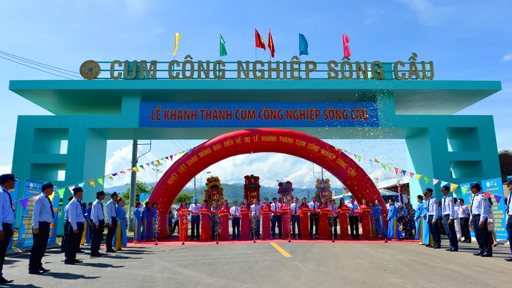Các đại biểu cắt băng khánh thành Cụm công nghiệp Sông Cầu
