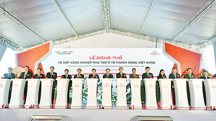 Các đại biểu nhấn nút phát tín hiệu bắt đầu lễ động thổ Tổ hợp công nghiệp phụ trợ ô tô Thành Công Việt Hưng
