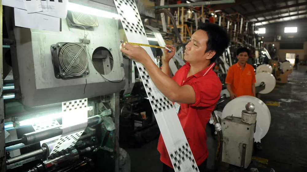 Sản xuất bao bì nhựa tại Công ty Nam Thái Sơn. Ảnh: CAO THĂNG