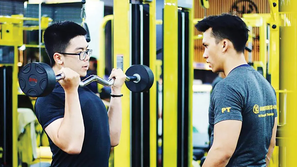 Hướng dẫn tập luyện gym - fitness tại một trung tâm thể thao ở quận 3, TPHCM. Ảnh: P.NGUYỄN