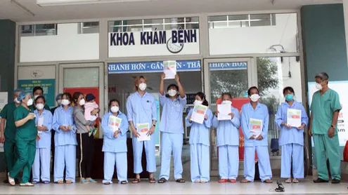 Trao giấy xuất viện cho các bệnh nhân Covid-19
