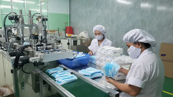 Một doanh nghiệp sản xuất khẩu trang y tế. Ảnh minh họa
