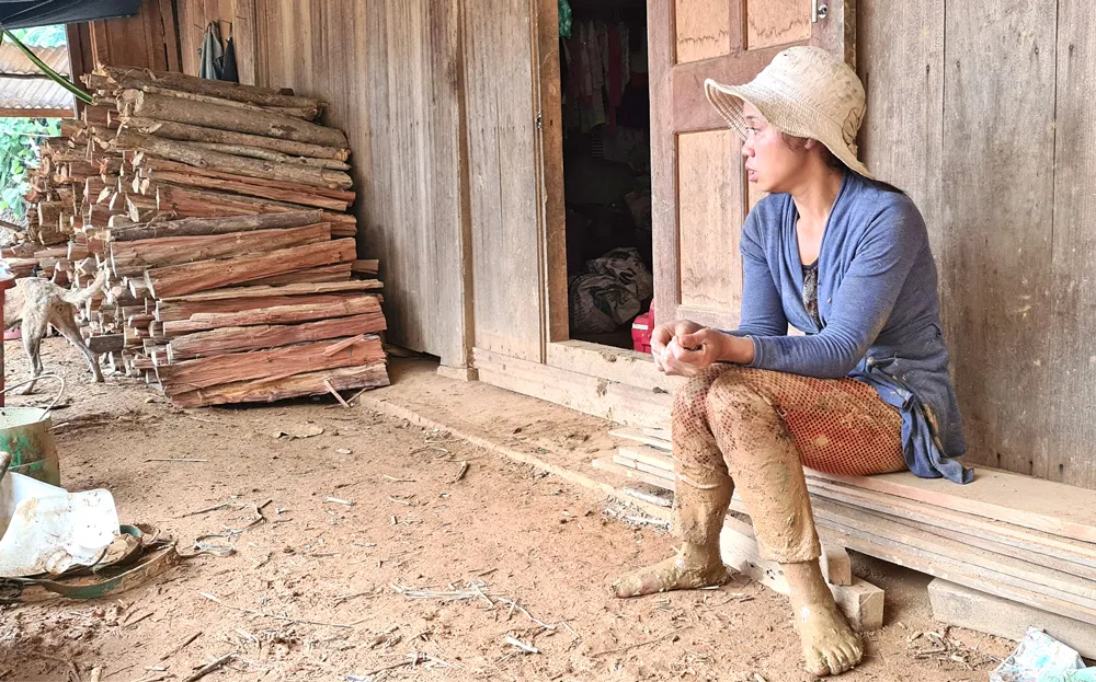 Chị Hồ Thị Giang (Phước Lộc) ngày nào cũng lội bùn tìm chồng rồi về căn nhà đổ nát thẫn thờ đợi tin chồng