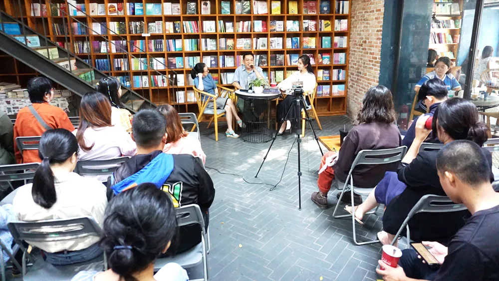 Bạn đọc tiếp cận gần hơn tác phẩm, tác giả nhờ công nghệ hiện đại